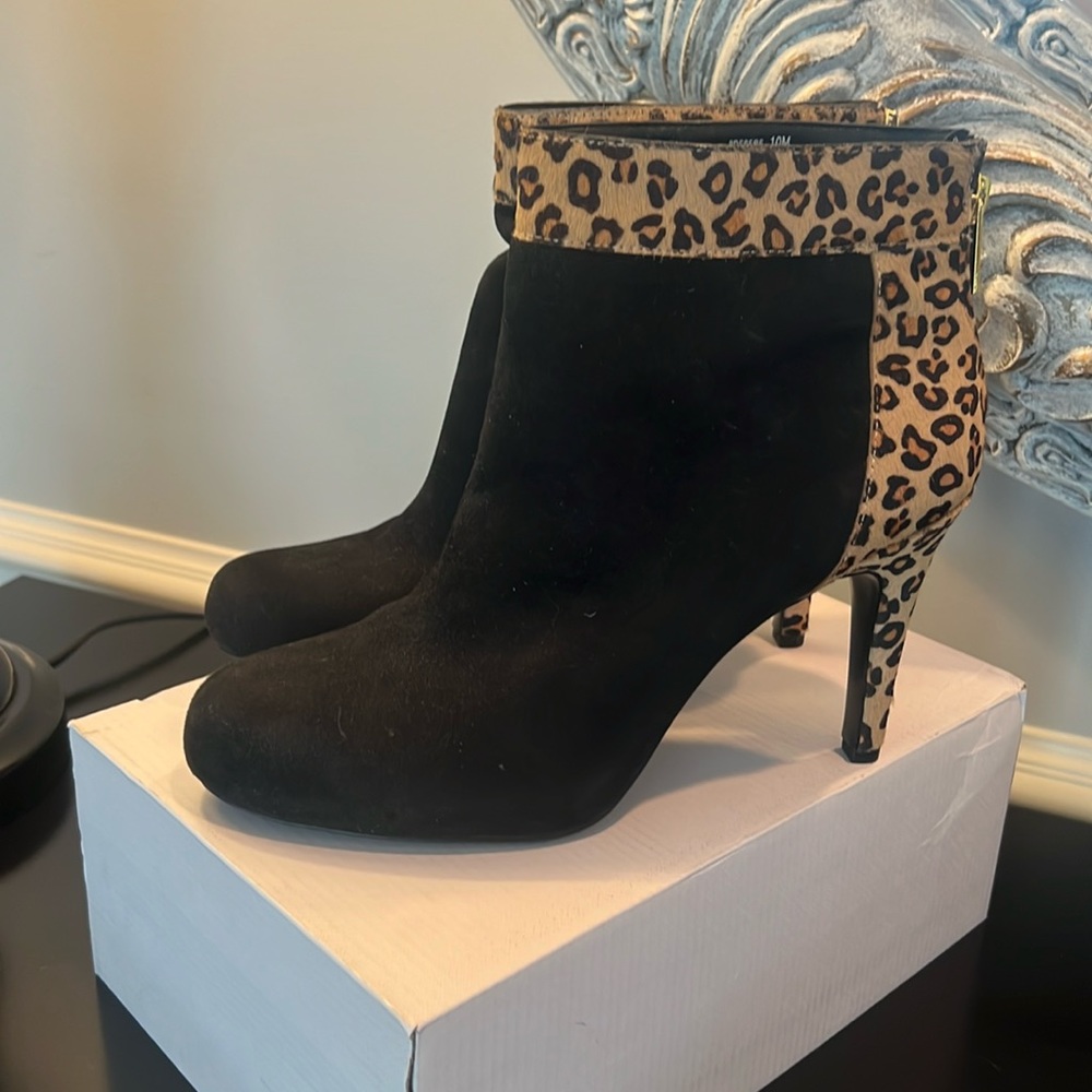 Like New Bandolino Ebere Black/Animal Print Booties